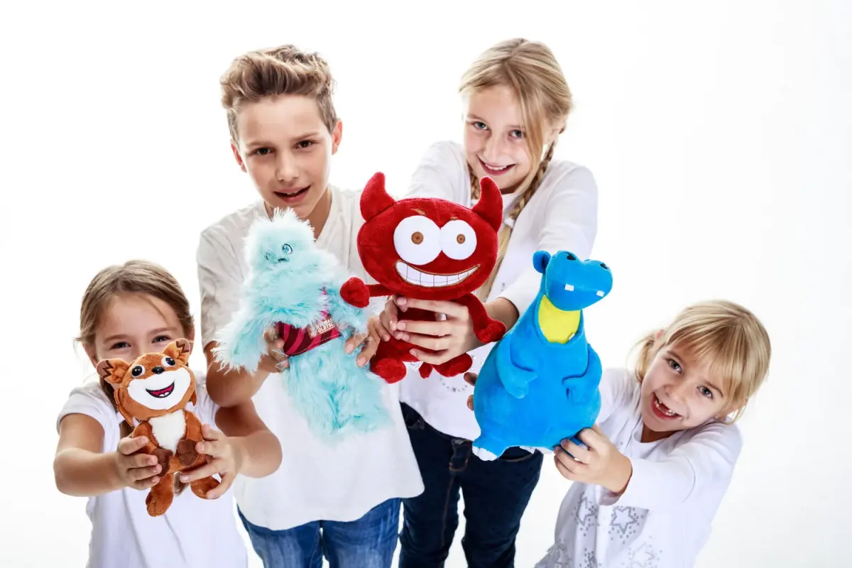 Kinder mit individuell gefertigten Plüsch-Maskottchen von Stofftiere-Lindner