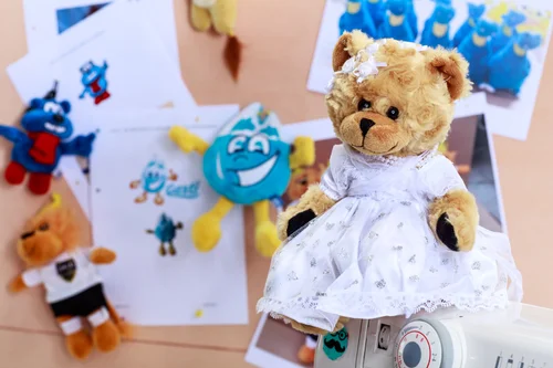 Musterfertigung an der Nähmaschine: Maskottchen-Prototypen und Entwurfszeichnungen in der Lindner-Manufaktur